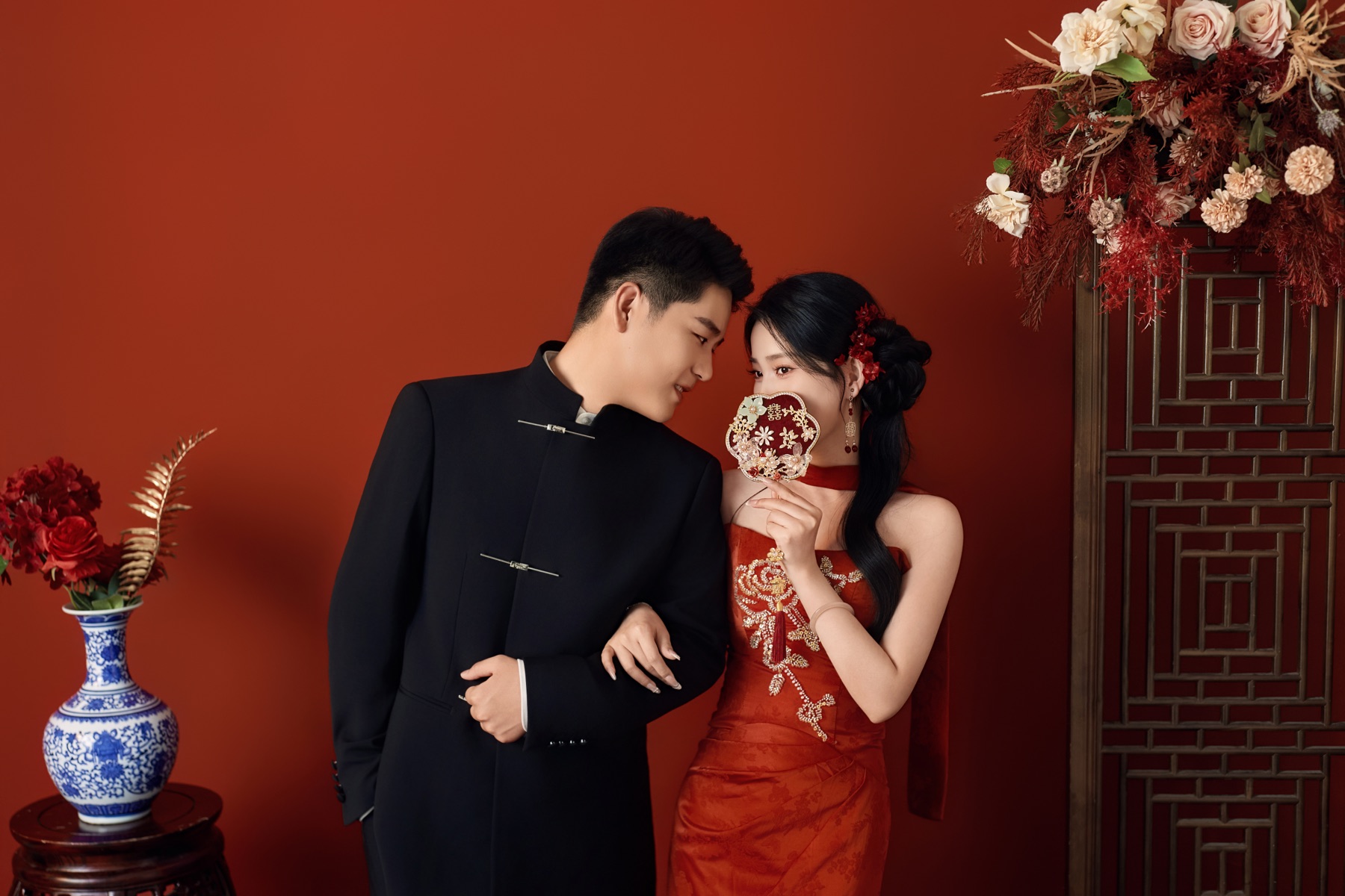 朱砂红色中式婚纱照